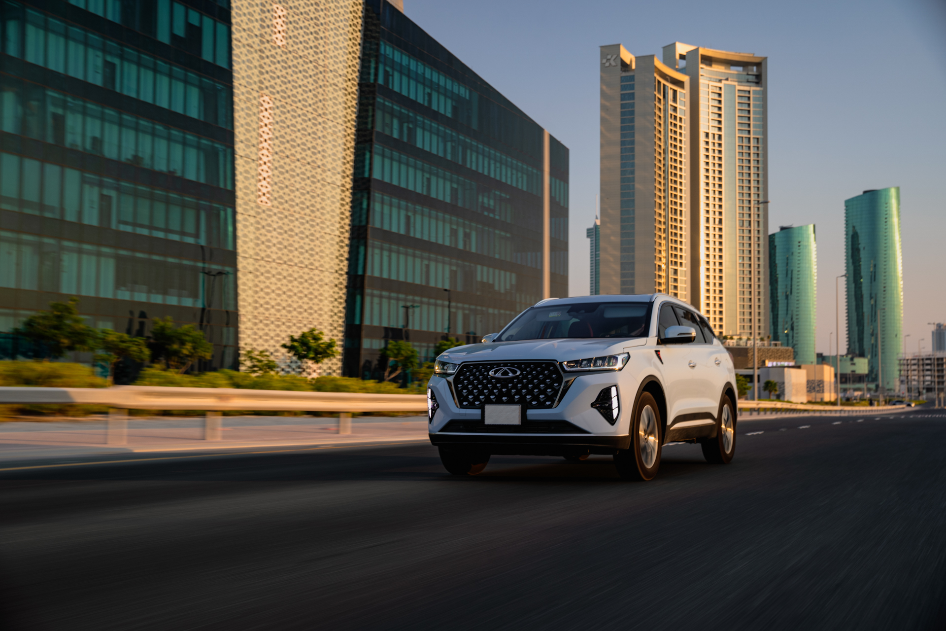 Chery Tiggo Pro Max driving on highway